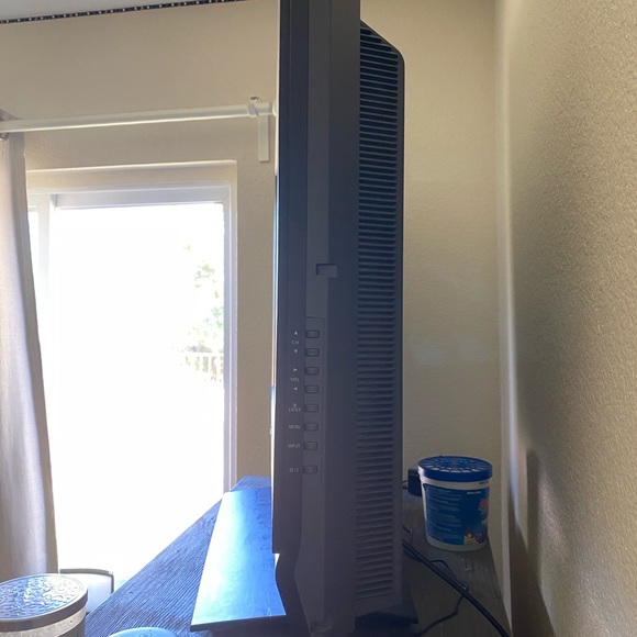 32 inch LG tv - Picture 2 of 3